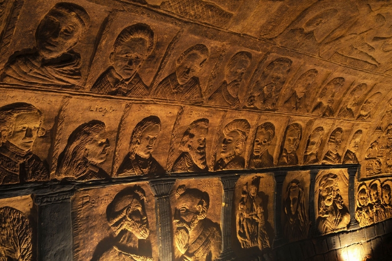Im Weberkeller Röschitz dient der Löss als Leinwand für geschnitzte Kunstwerke 