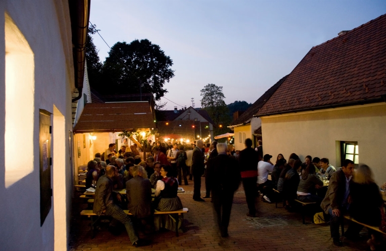 Heurigenstimmung in der Kellergasse Falkenstein