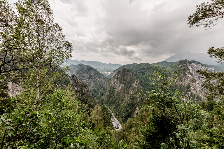 Regenwolken hängen in den Bergen